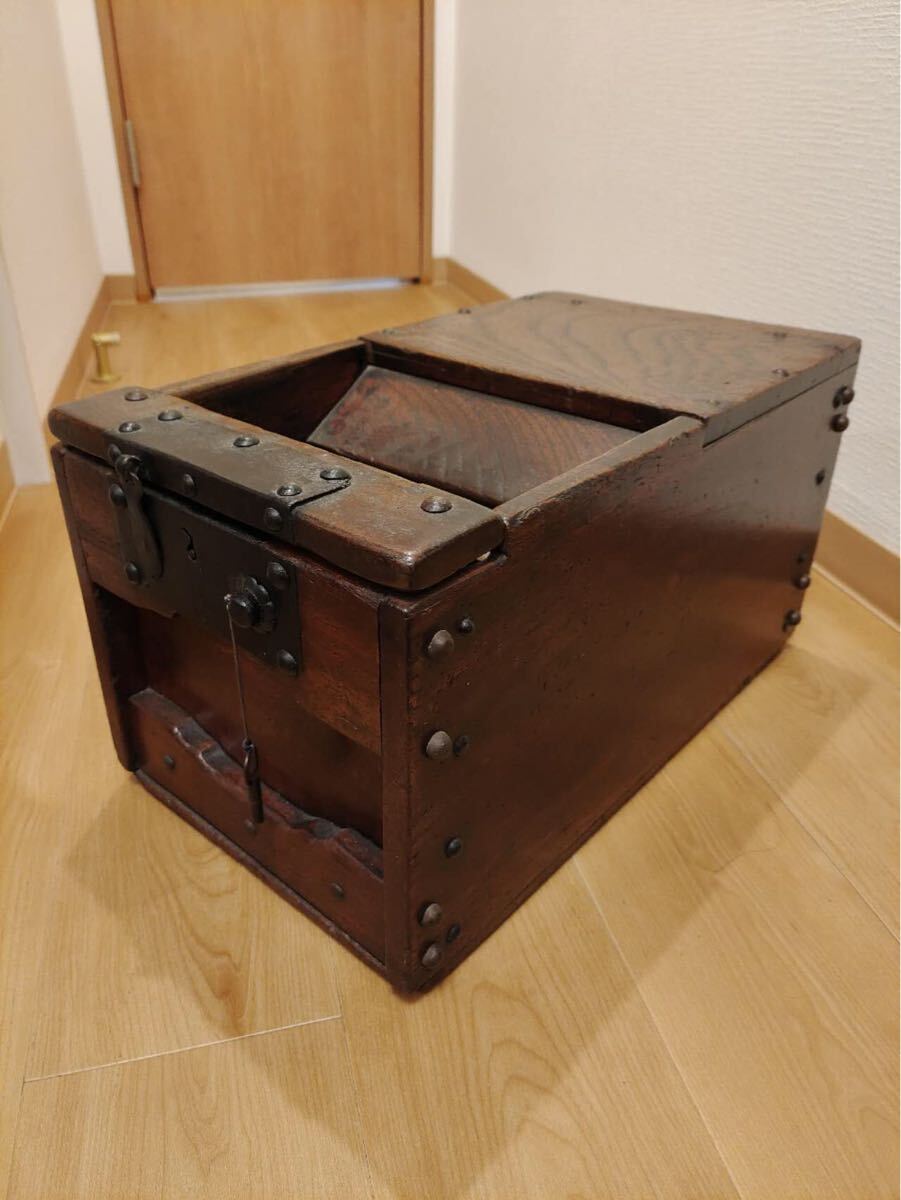 重厚|欅製|鋲打ち|鉄金具|千両箱|銭函② - 置物、オブジェ 重厚|欅製|鋲打ち|鉄金具|千両箱|銭函② - 置物、オブジェ