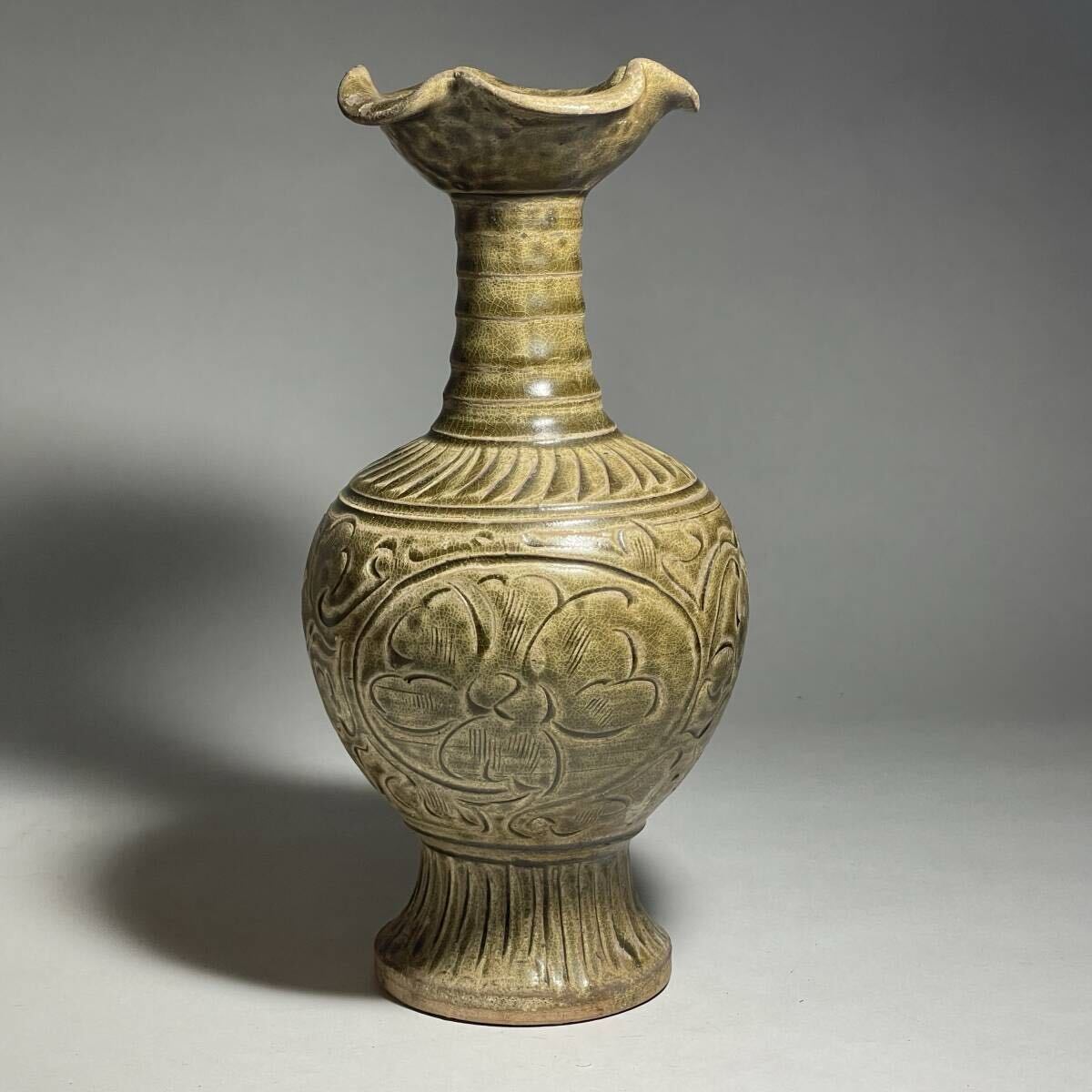 茂蔵】耀州窯 唐草文百合口瓶 青磁 桐箱付き 古渡り 唐物 中国古 茂蔵】耀州窯 唐草文百合口瓶 青磁 桐箱付き 古渡り 唐物 中国古