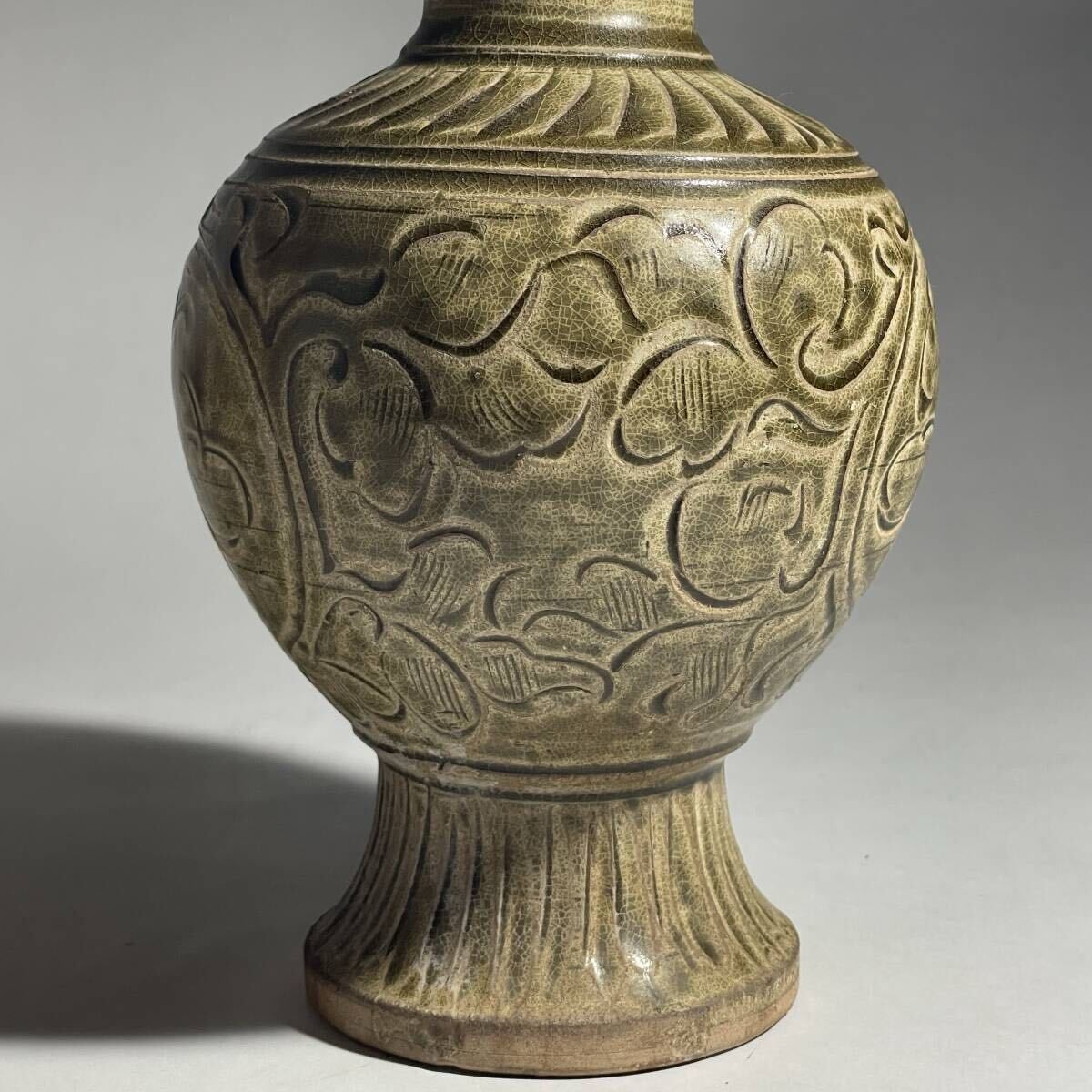茂蔵】耀州窯 唐草文百合口瓶 青磁 桐箱付き 古渡り 唐物 中国古 茂蔵】耀州窯 唐草文百合口瓶 青磁 桐箱付き 古渡り 唐物 中国古