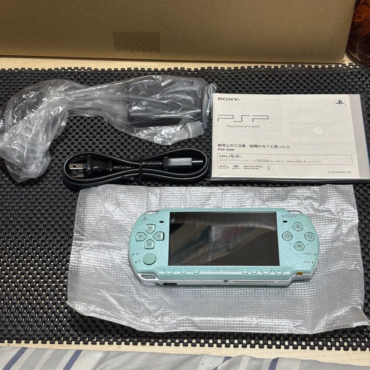 ☆美品・希少カラー☆PSP2000 プレイステーション・ポータブル ☆美品・希少カラー☆PSP2000 プレイステーション・ポータブル