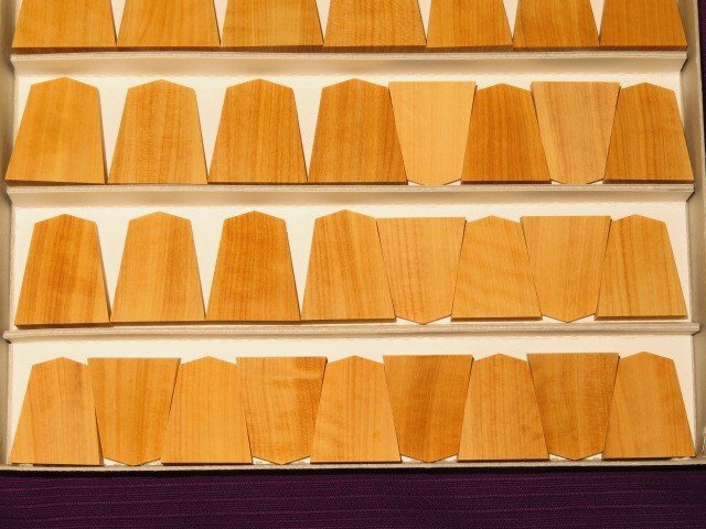 ▲「富士駒の会」監修/中国黄楊「赤糸柾系」将棋駒木地▲