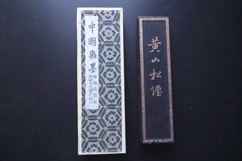 黄山松煙』 殿試策墨 徽歙曽素功尭千氏製 中国古墨 山松煙 殿試策墨 72g 徽歙曹素功蕘千氏 松煙 書道用具