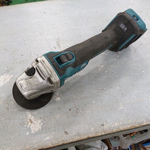 【中古現状品】MAKITA　マキタ　GA412D　充電式ディスクグラインダ　本体のみ