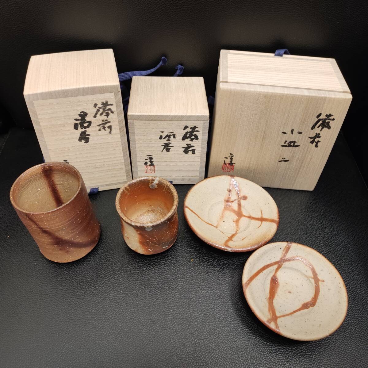 人間国宝 伊勢崎淳 3点まとめ 備前 湯呑 / 酒器 / 皿二 共箱 人間国宝 伊勢崎淳 3点まとめ 備前 湯呑 / 酒器 / 皿二 共箱