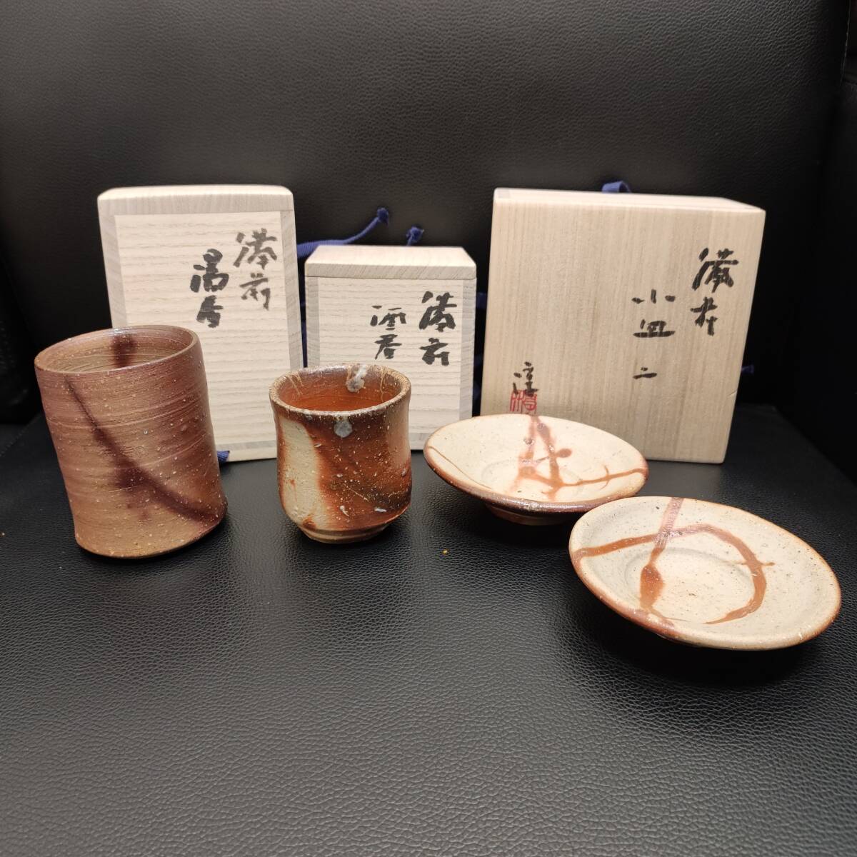 人間国宝 伊勢崎淳 3点まとめ 備前 湯呑 / 酒器 / 皿二 共箱 人間国宝 伊勢崎淳 3点まとめ 備前 湯呑 / 酒器 / 皿二 共箱