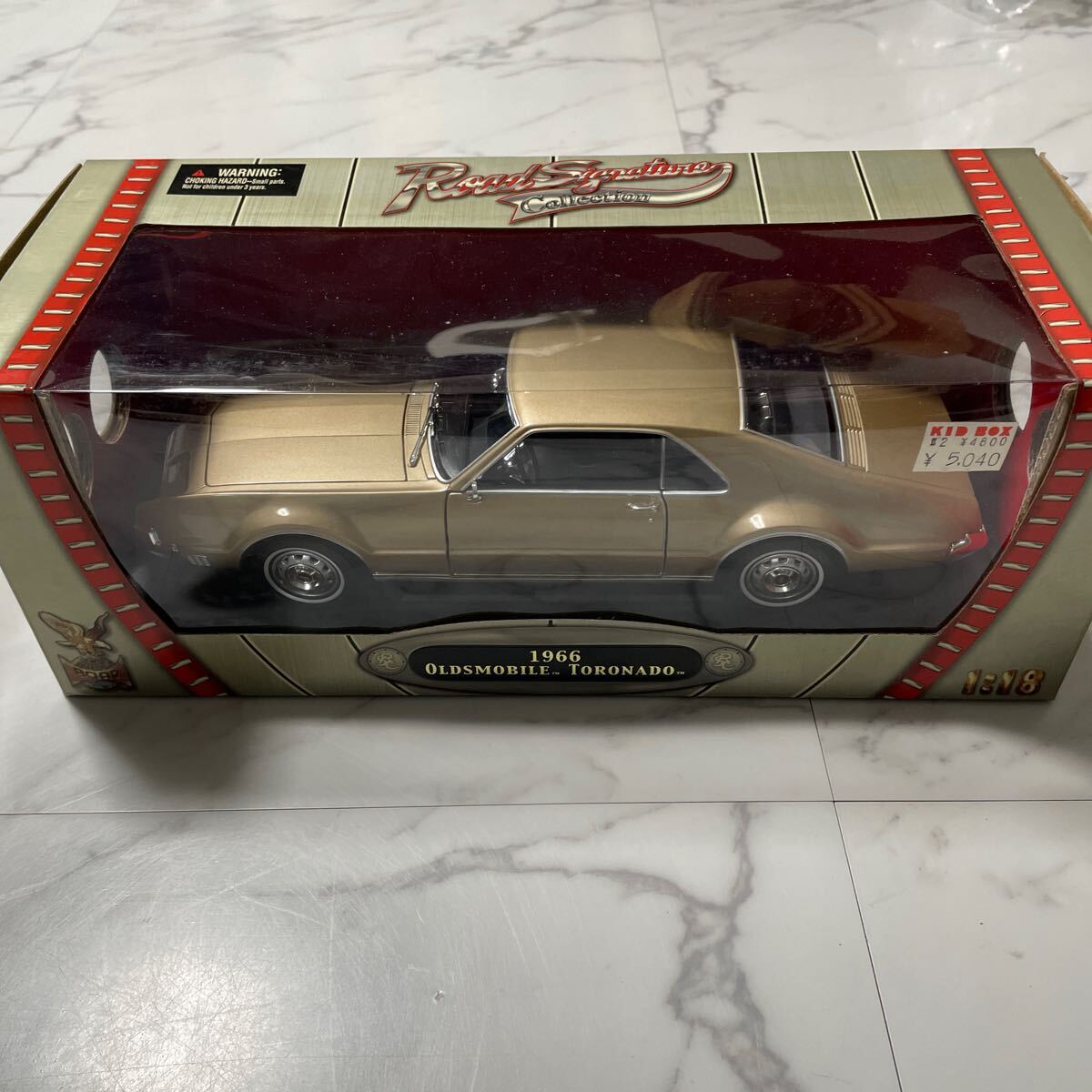 【箱付き】《1/18スケール》1966 Oldsmobile Toronado Road Signature ミニカー 模型 コレクション放出 オールズモビル トロネード 茶系