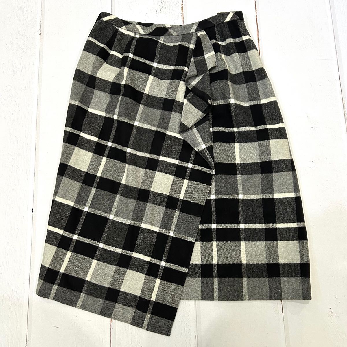 H ■ 洗練されたデザイン '日本製' Leilian レリアン WOOL混 アンゴラ チェック柄 ロング丈 ラップ フレアスカート 17+ 婦人服 ボトムス