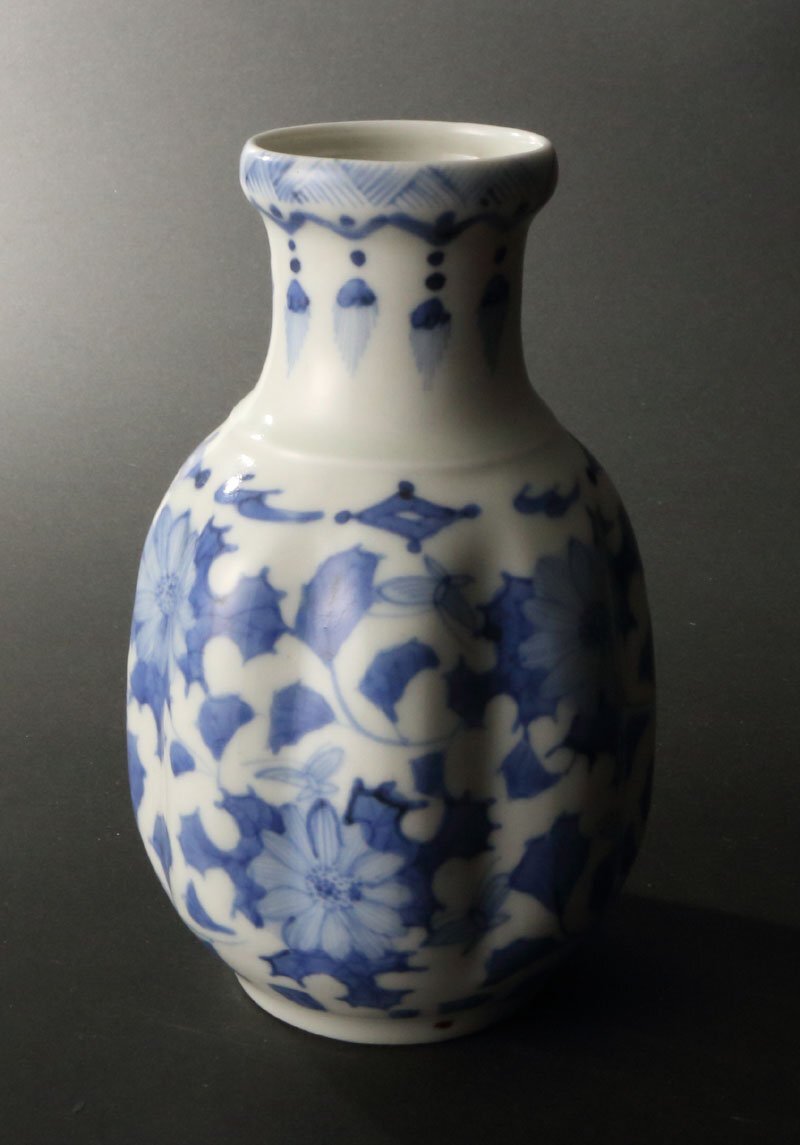 深和】1830年~1850年代◇出石焼 染付瓔珞文に花蝶図花入 銘「対 深和】1830年~1850年代◇出石焼 染付瓔珞文に花蝶図花入 銘「対