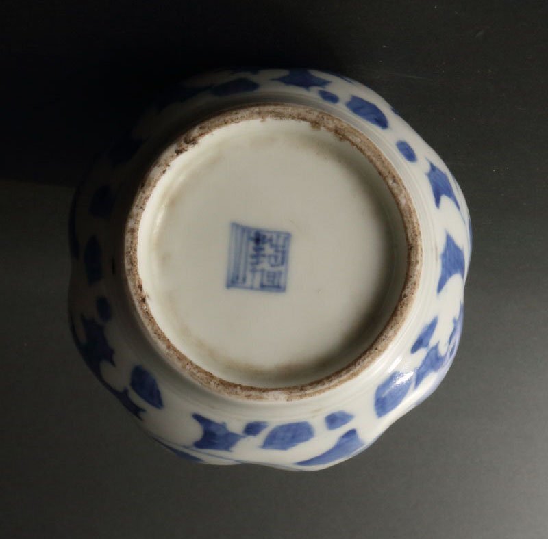 深和】1830年~1850年代◇出石焼 染付瓔珞文に花蝶図花入 銘「対 深和】1830年~1850年代◇出石焼 染付瓔珞文に花蝶図花入 銘「対