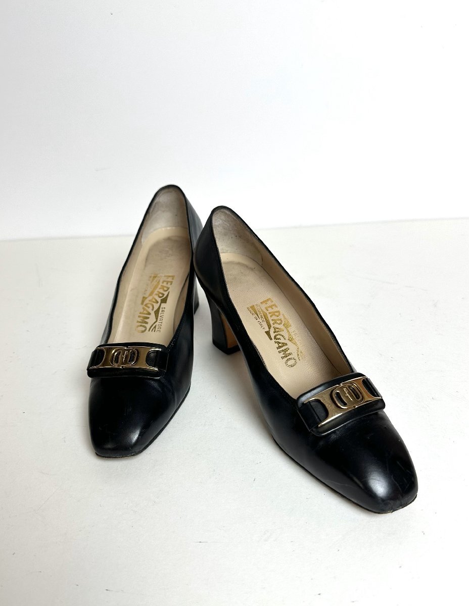 ♪Salvatore Ferragamo(フェラガモ/イタリア製)レディースパンプス/レザー×ロゴ金具付き/ブラック/サイズ６D(約２３～２３.５ｃｍ)