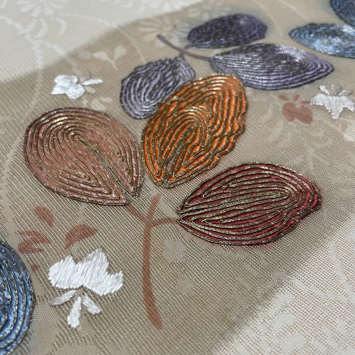 E911 袋帯 全通 金駒刺繍 蘇州刺繍 金糸 草木 正絹 亜麻色 和装 E911 袋帯 全通 金駒刺繍 蘇州刺繍 金糸 草木 正絹 亜麻色 和装