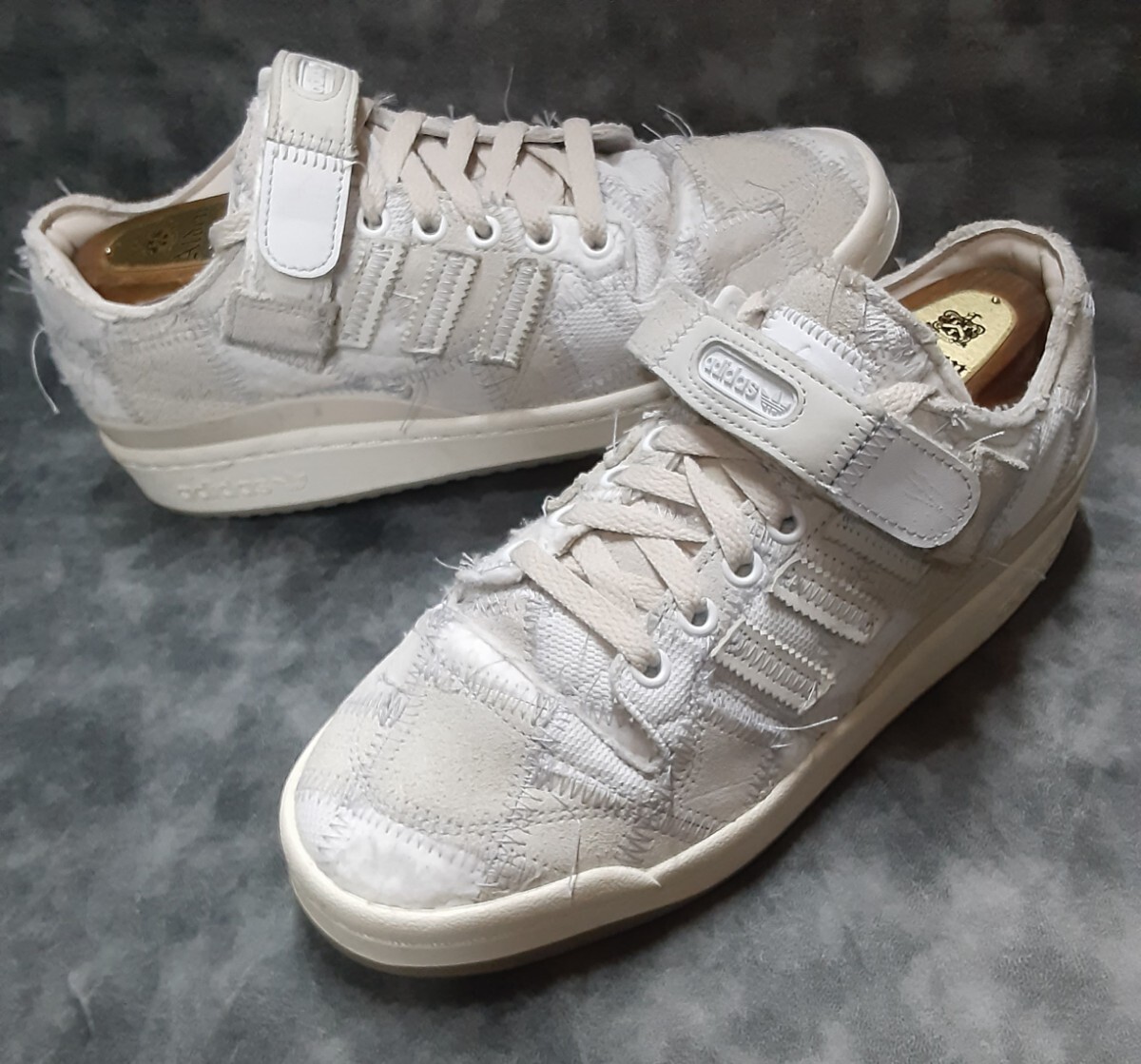 最値!定15400円!21年制!別注パッチワーククラフトモデル!アディダス×アトモス×リクチュール コラボ スニーカー!グレー×ホワイト!灰 25.5