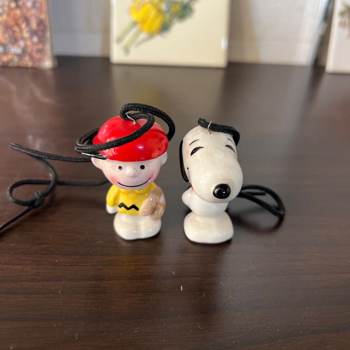 Y0104. SNOOPY チャーリーブラウン　陶器製置物　レトロ　size約5cm. チャーリー帽子少しカケ　ビンテージ