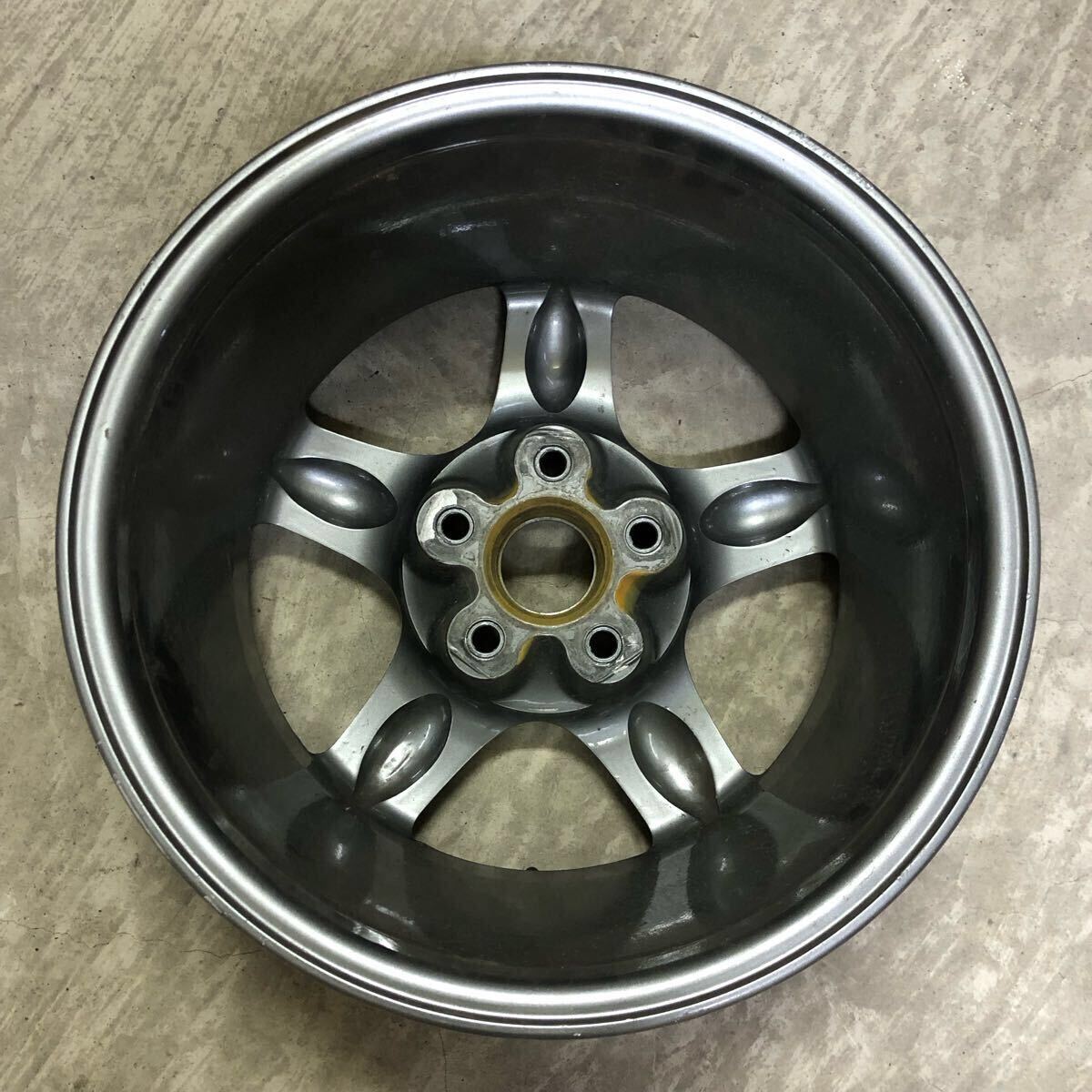 R32 GT-R 純正ホイール 1本 8J オフセット30 16インチ R32 GT-R 純正ホイール 1本 8J オフセット30 16インチ
