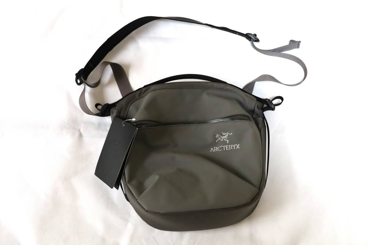 新品アークテリクスとビームスコラボ ARC'TERYX アロー８ ショルダーバック　グレー
