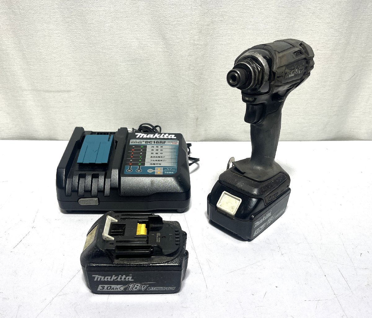 ▽makita　マキタ　充電式インパクトドライバ　18V　3.0Ah　バッテリ×2個　充電器付き　中古・状態悪い▽011924