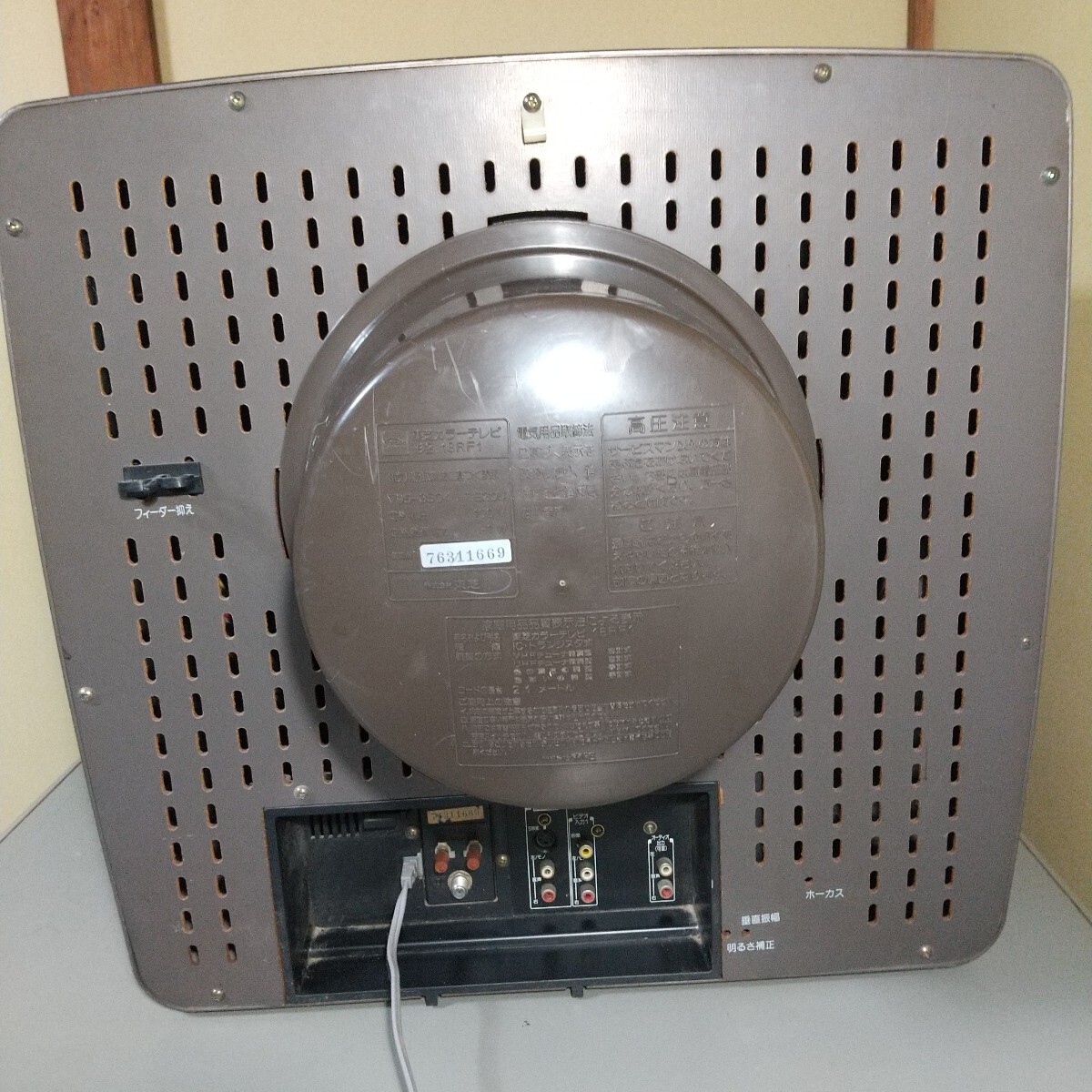 東芝カラーテレビ18RF-1 (ジャンク品) 昭和レトロ ブラウン管 TV 東芝カラーテレビ18RF-1 (ジャンク品) 昭和レトロ ブラウン管 TV