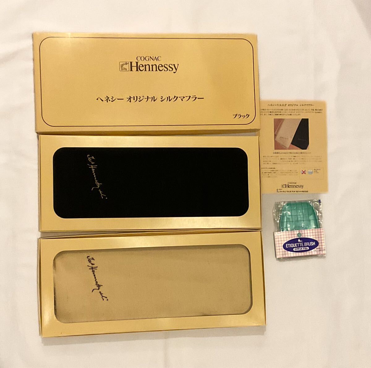 新品未使用品　白に一箇所傷あり　ヘネシー　シルクマフラー　白黒セット　贈(zèng)答品　マフラー　ストール