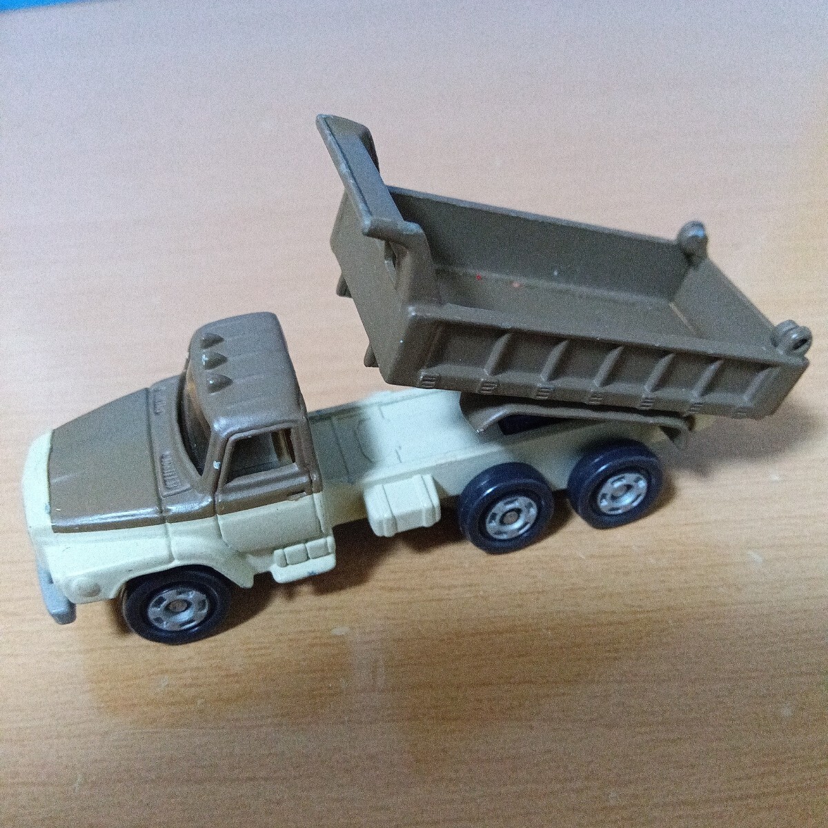 トミカ ニッサン ディーゼル ダンプトラック 当時物 ミニカー TOMICA コレクション 作業車