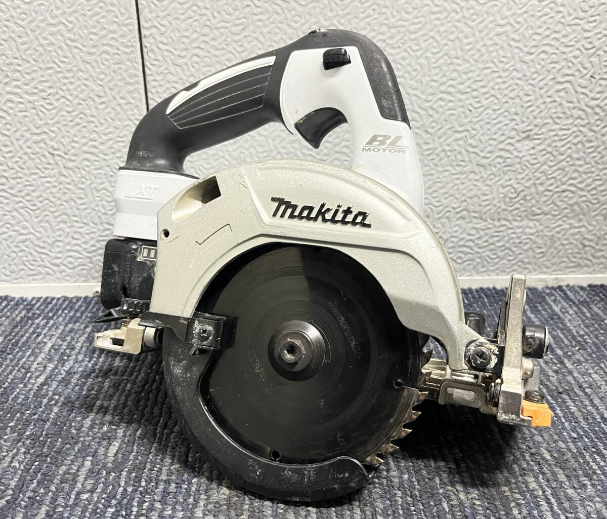 【中古品】makita マキタ 125mm 18V 充電式丸ノコ HS471D 本体＋バッテリー(18V 6.0Ah)付き 切断機 木材加工 6292