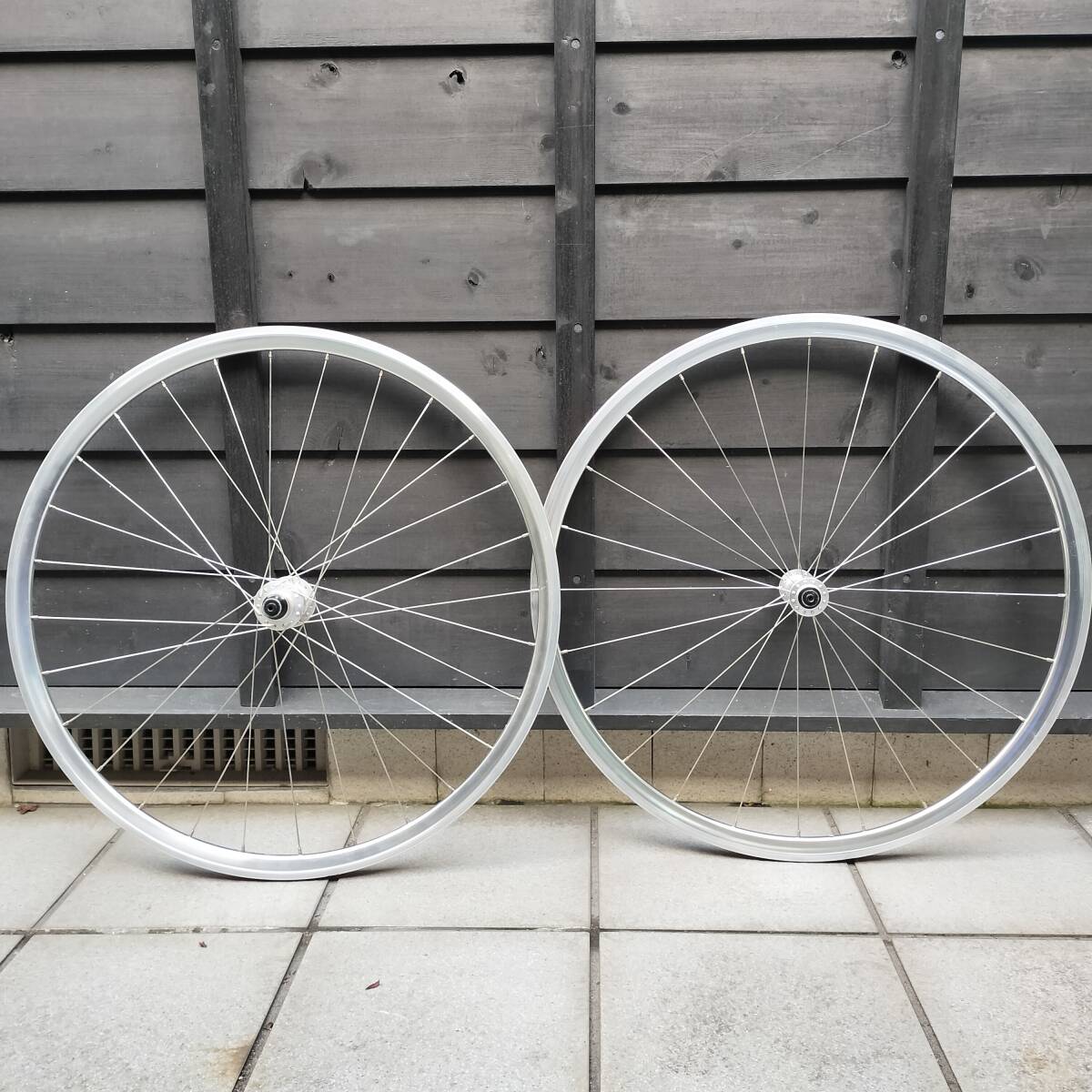 【中古 走行距離小】オールシルバーのカンパニョーロ用 700C 軽量手組ホイール 重量1490g / クロモリ等のロードに!