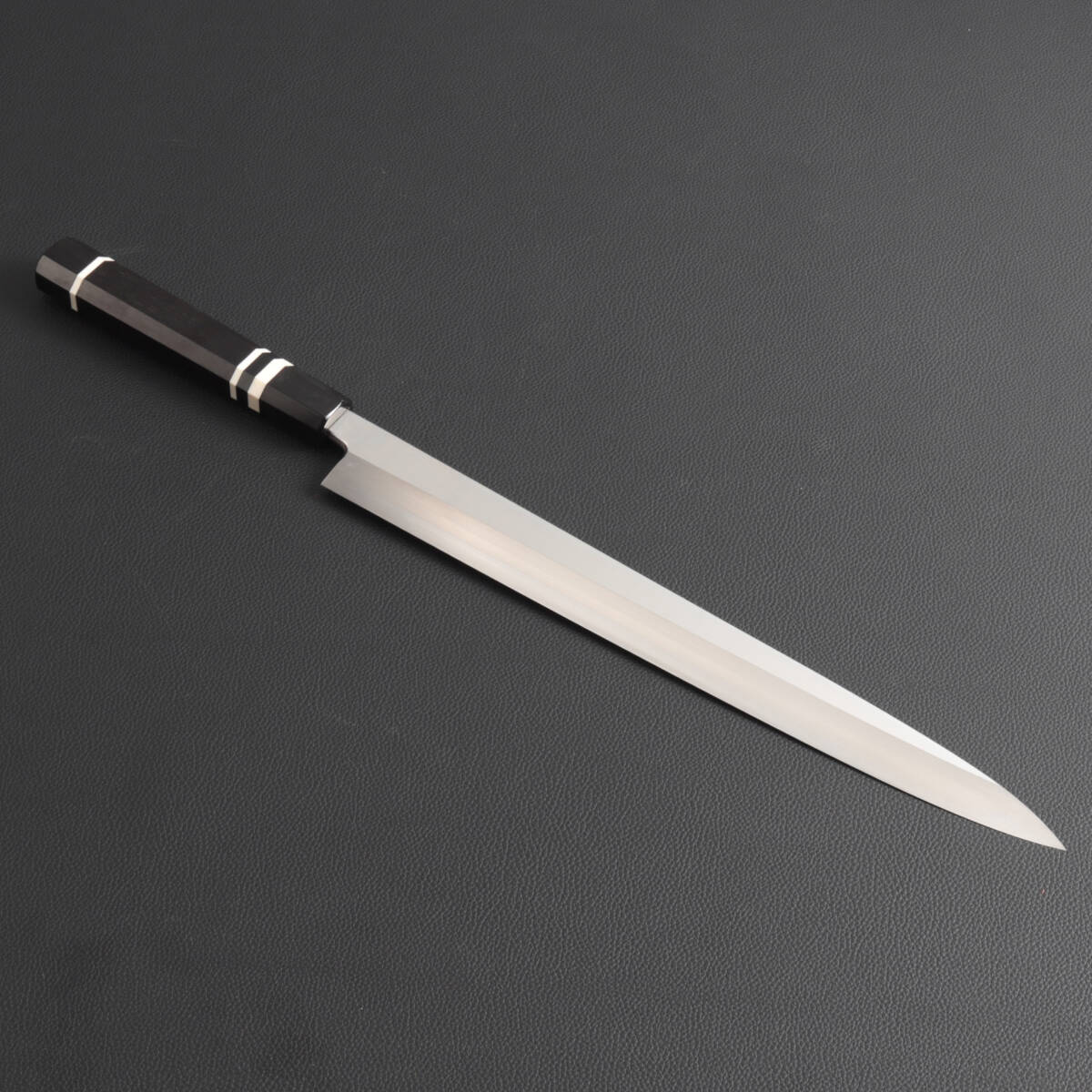 9354 柳刃包丁 9寸 (刃渡り270mm) 本刃付け 刃は究極の切れ味 刺身包丁 和包丁 黒檀黒水牛角白三本巻八角柄_画像1