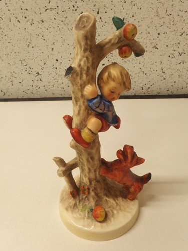 0150168w【Goebel ゲーベル社 フィギュリン 木登り少年と犬 0150168w【Goebel ゲーベル社 フィギュリン 木登り少年と犬