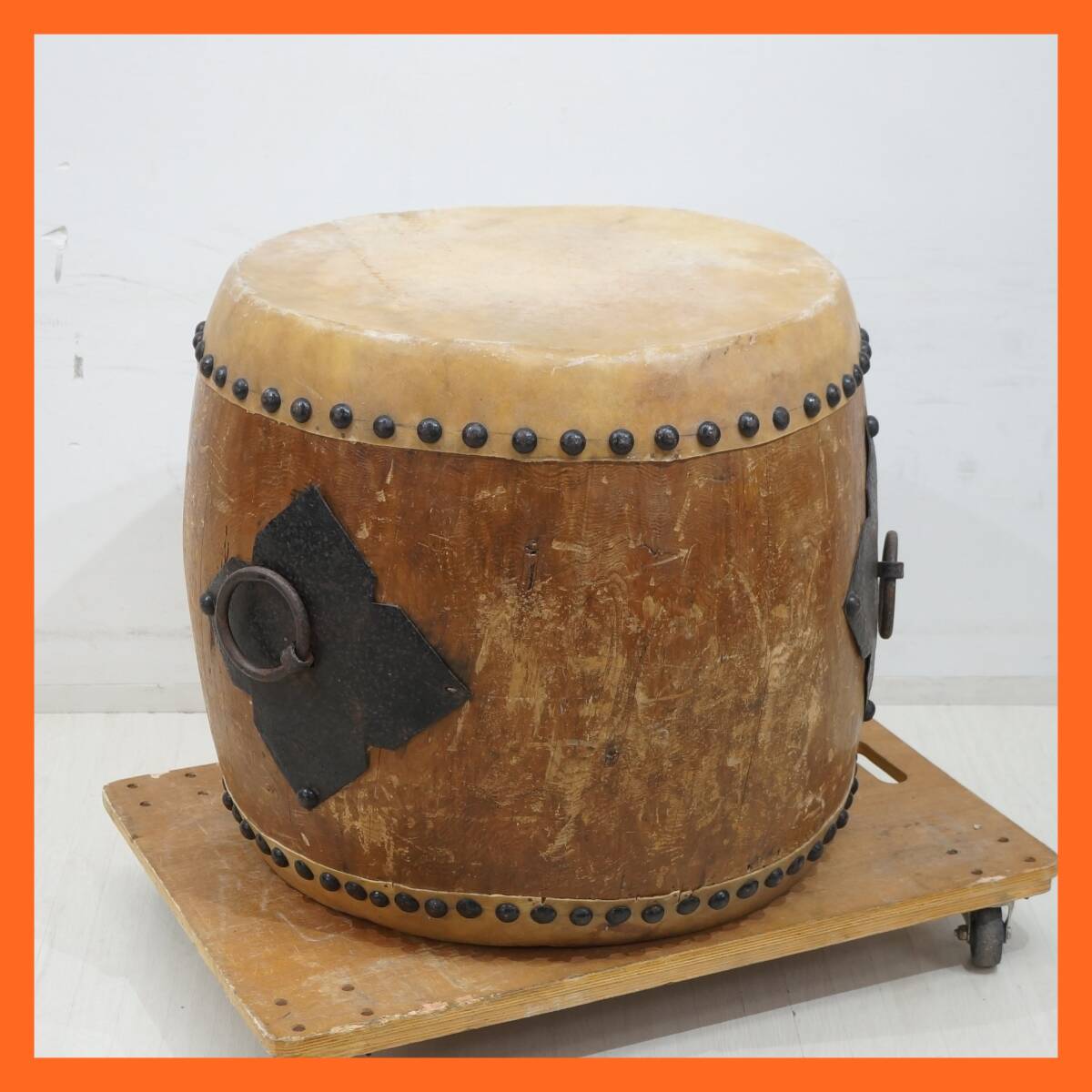 東ハ:【時(shí)代物】長(zhǎng)胴太鼓 和太鼓 幅約79×奧行約75.5㎝ 高さ約62㎝ 鋲打ち 角座 環(huán)付 カン付き 宮太鼓 和楽器 ★送料無(wú)料★