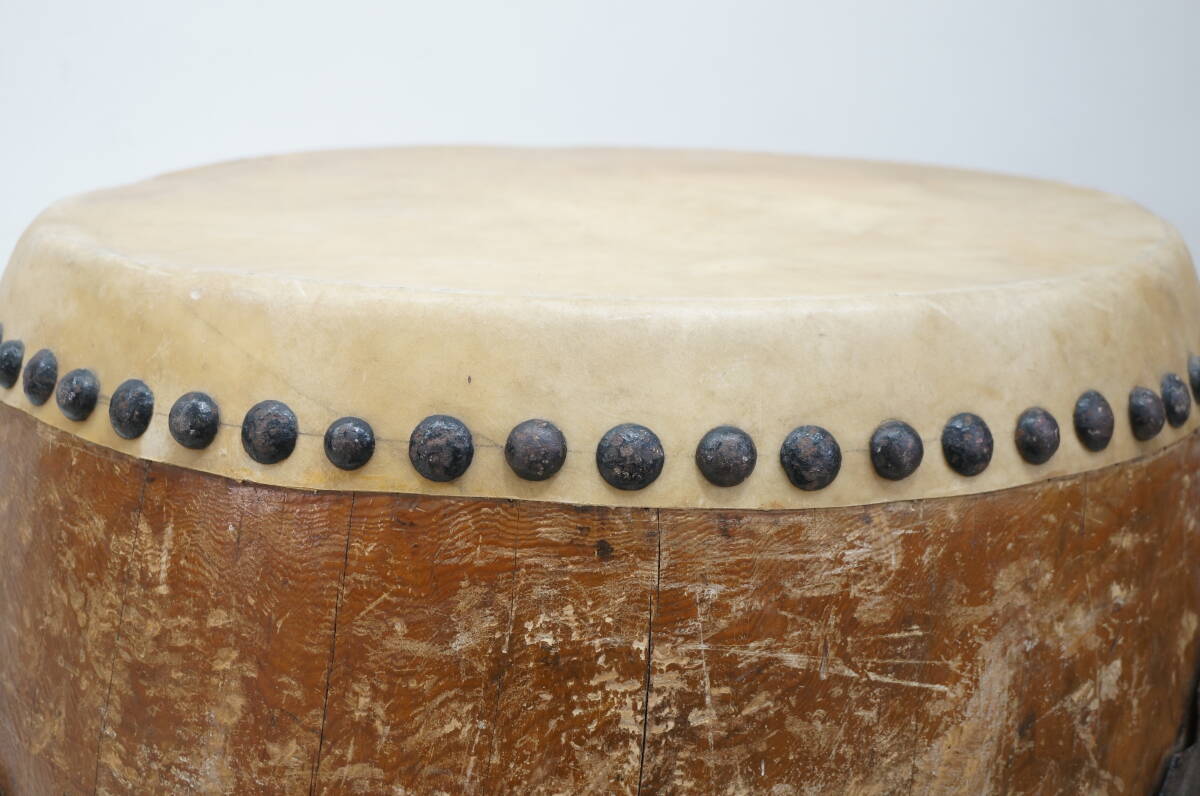 東ハ:【時(shí)代物】長(zhǎng)胴太鼓 和太鼓 幅約79×奧行約75.5㎝ 高さ約62㎝ 鋲打ち 角座 環(huán)付 カン付き 宮太鼓 和楽器 ★送料無(wú)料★