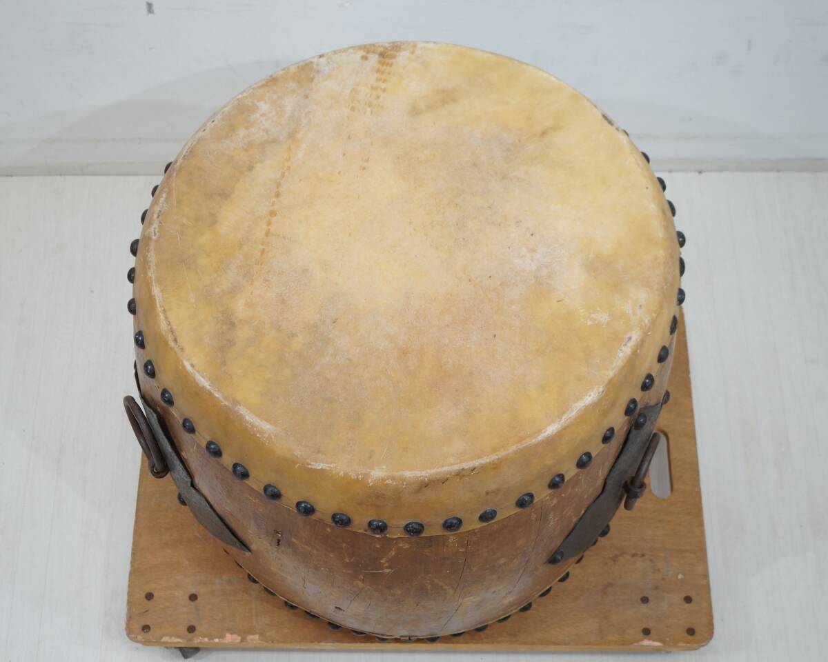 東ハ:【時(shí)代物】長(zhǎng)胴太鼓 和太鼓 幅約79×奧行約75.5㎝ 高さ約62㎝ 鋲打ち 角座 環(huán)付 カン付き 宮太鼓 和楽器 ★送料無(wú)料★