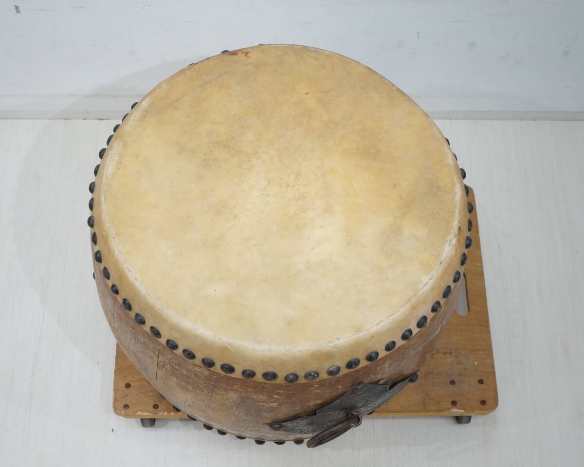 東ハ:【時(shí)代物】長(zhǎng)胴太鼓 和太鼓 幅約79×奧行約75.5㎝ 高さ約62㎝ 鋲打ち 角座 環(huán)付 カン付き 宮太鼓 和楽器 ★送料無(wú)料★