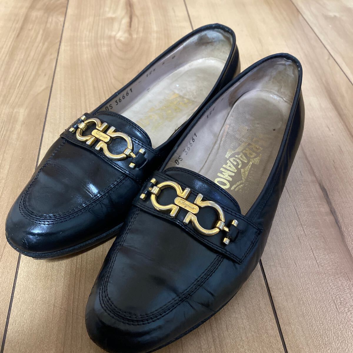 サルヴァトーレフェラガモ サイズ 5D ガンチーニ ローファー レディース ブラック ゴールドカラー金具 Ferragamo パンプス