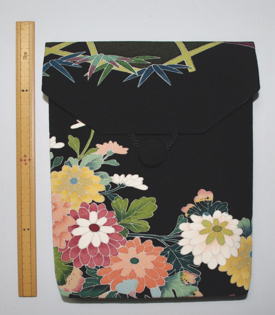 [佳]651)正絹御朱印帳入れ 黒地に菊の花 数寄屋袋 足袋入れ ポーチ ハンドメイド 作家物手描き友禅 着物リメイク