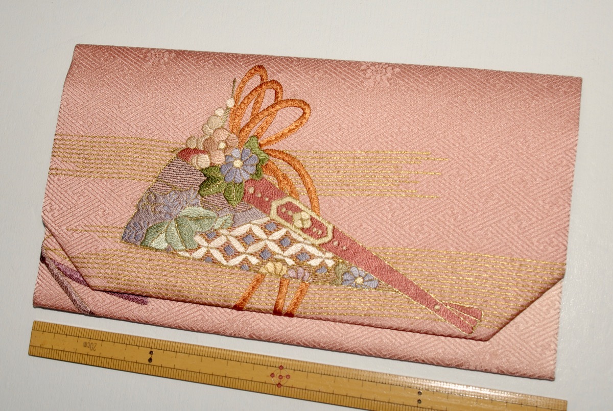 [佳]650)正絹金封ふくさ(小) 袱紗 落ち着いたピンクに手刺繍の桧扇 のし袋入れ 経本入れ ハンドメイド 着物リメイク