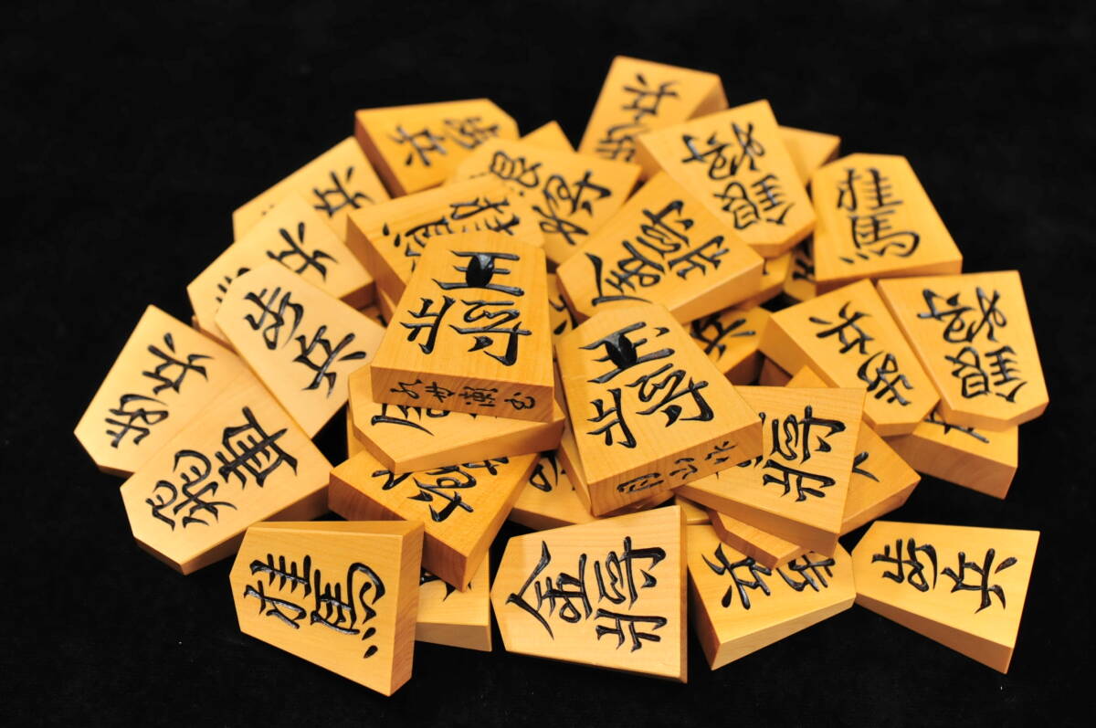将棋駒】 月山 作 水無瀬書 島黄楊 赤柾 彫駒 駒袋・桐箱 余り歩 将棋駒】 月山 作 水無瀬書 島黄楊 赤柾 彫駒 駒袋・桐箱 余り歩