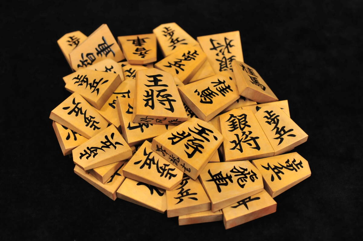 将棋駒】 竹風作 昇龍書 本黄楊 盛上駒 余り歩1 駒袋・木箱入り 将棋駒】 竹風作 昇龍書 本黄楊 盛上駒 余り歩1 駒袋・木箱入り