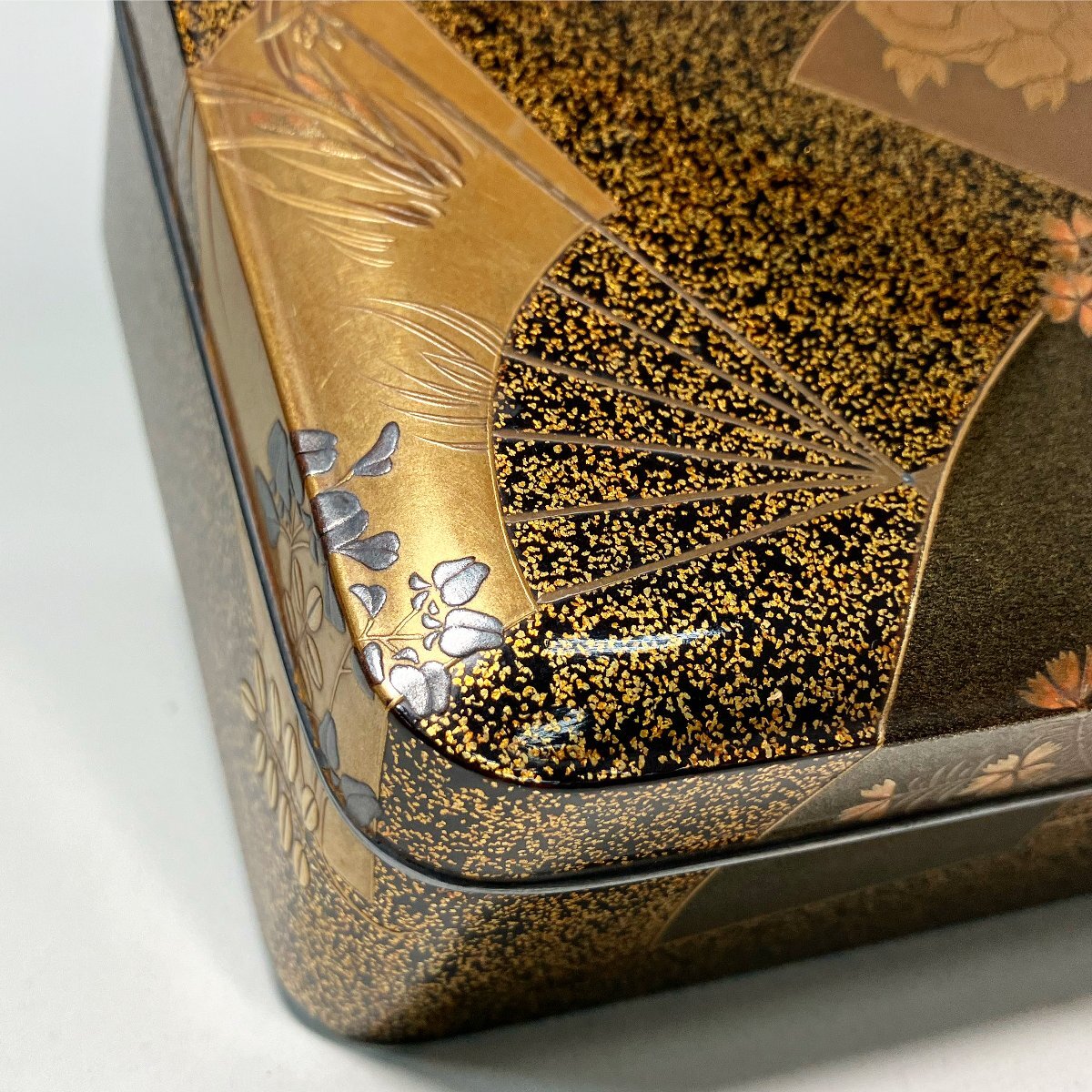 京全】蒔絵師 富田幸七 造 純銀縁 平目地扇面牡丹蒔絵 莨箱 小箱 京全】蒔絵師 富田幸七 造 純銀縁 平目地扇面牡丹蒔絵 莨箱 小箱