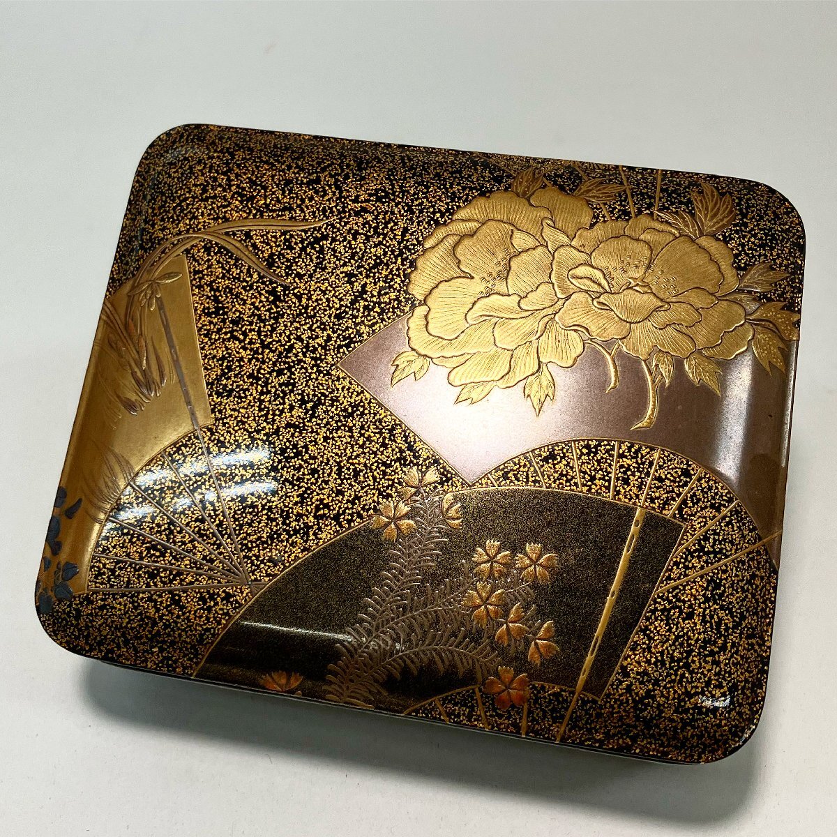 京全】蒔絵師 富田幸七 造 純銀縁 平目地扇面牡丹蒔絵 莨箱 小箱 京全】蒔絵師 富田幸七 造 純銀縁 平目地扇面牡丹蒔絵 莨箱 小箱