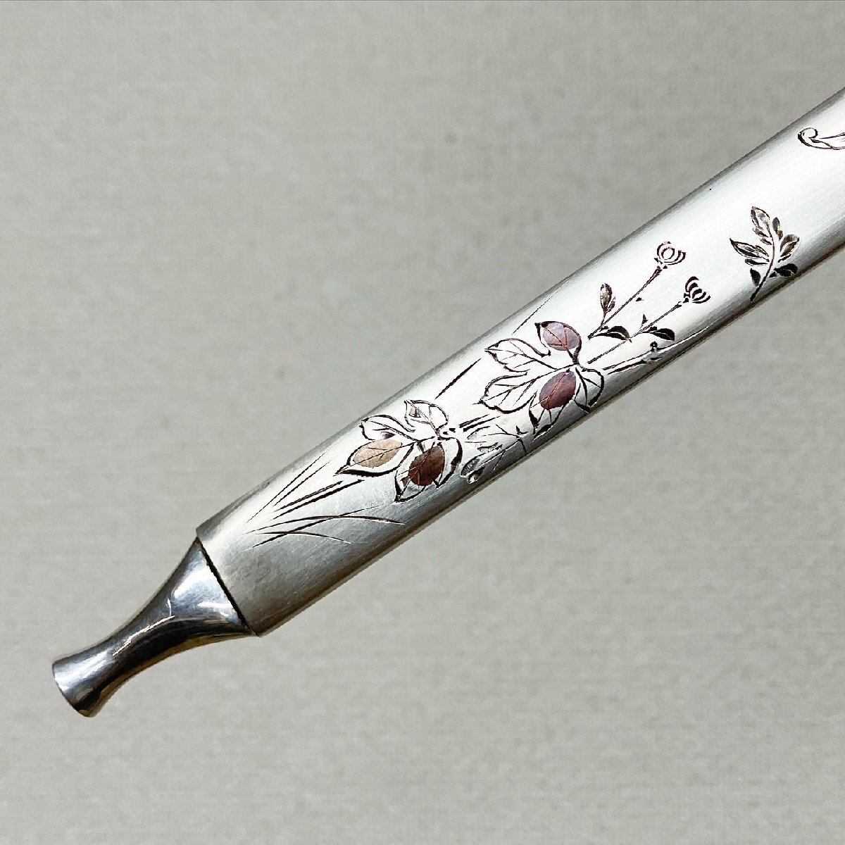 京全】 時代提げ物 柳山刻 銀無垢 彫金花鳥図 刀豆 煙管 20.2cm 京全】 時代提げ物 柳山刻 銀無垢 彫金花鳥図 刀豆 煙管 20.2cm