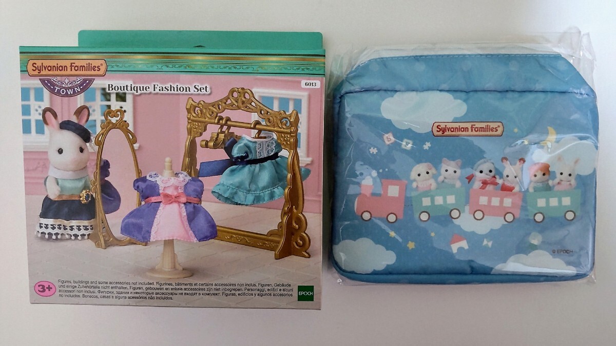 新品未開封 シルバニアファミリーブティックファッションセット 海外版(ファッションドレスショップ) 赤ちゃんポーチ(汽車)付き