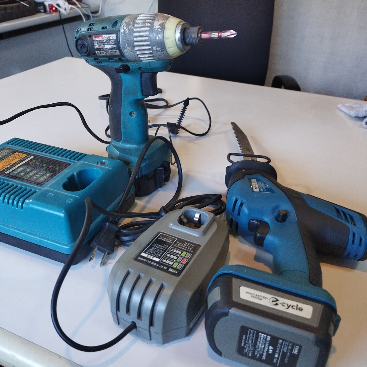 makita 充電式 インパクトドライバー6919Dと急速充電器とカインズ充電式電動ノコギリと充電器まとめて　現状渡し