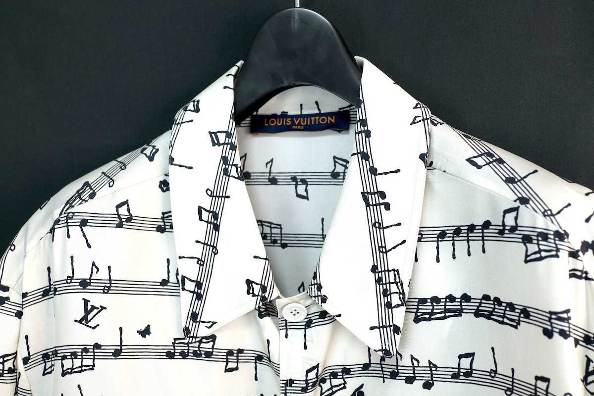 23SS LOUIS VUITTON ルイヴィトン 音符総柄 ミリタリー シルク シャツ ホワイト Mサイズ RM231M SV8 HOS20W
