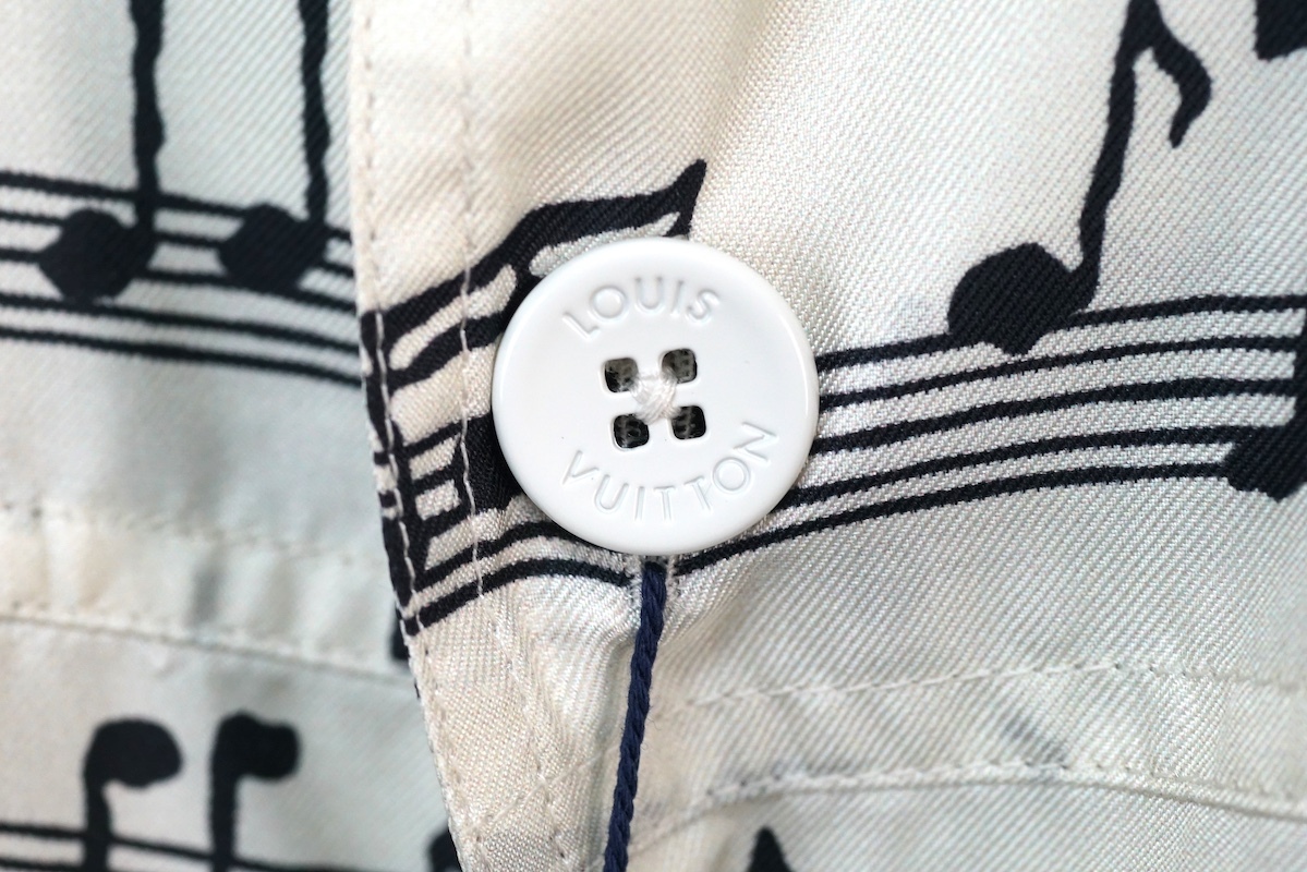 23SS LOUIS VUITTON ルイヴィトン 音符総柄 ミリタリー シルク シャツ ホワイト Mサイズ RM231M SV8 HOS20W