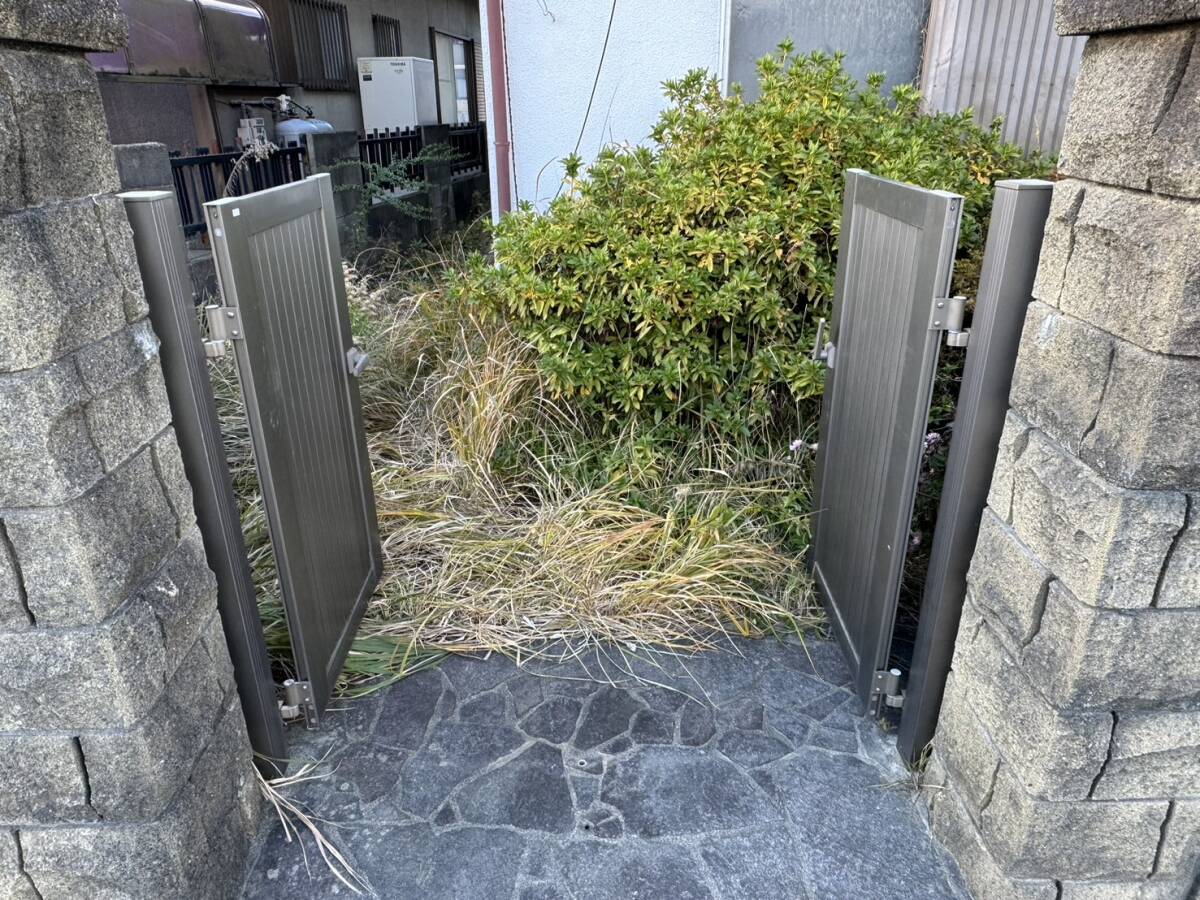 121995 三協アルミサッシ 門柱付き 両開き門扉セット 分解撤去 121995 三協アルミサッシ 門柱付き 両開き門扉セット 分解撤去