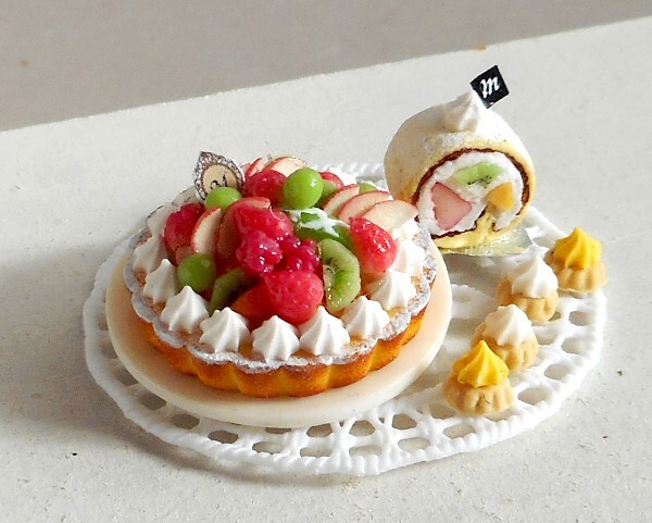 ミニチュアスイーツ　フルーツタルト＆ロールケーキ