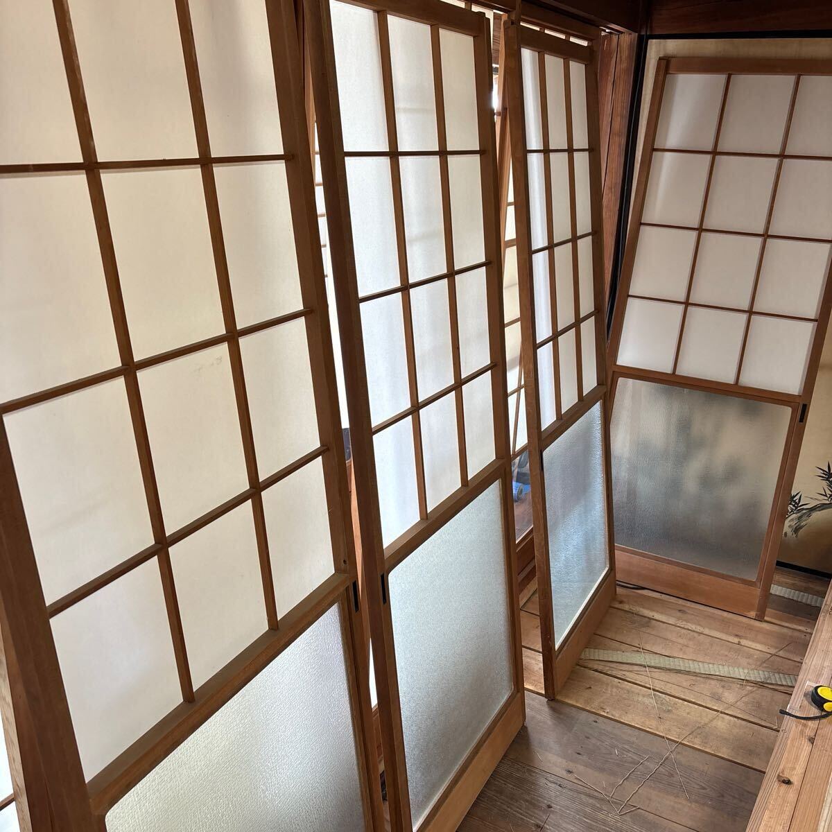 か3 昭和レトロ建具 ザラメ模様ガラス 雪見障子 1768x693x32ミリ か3 昭和レトロ建具 ザラメ模様ガラス 雪見障子 1768x693x32ミリ