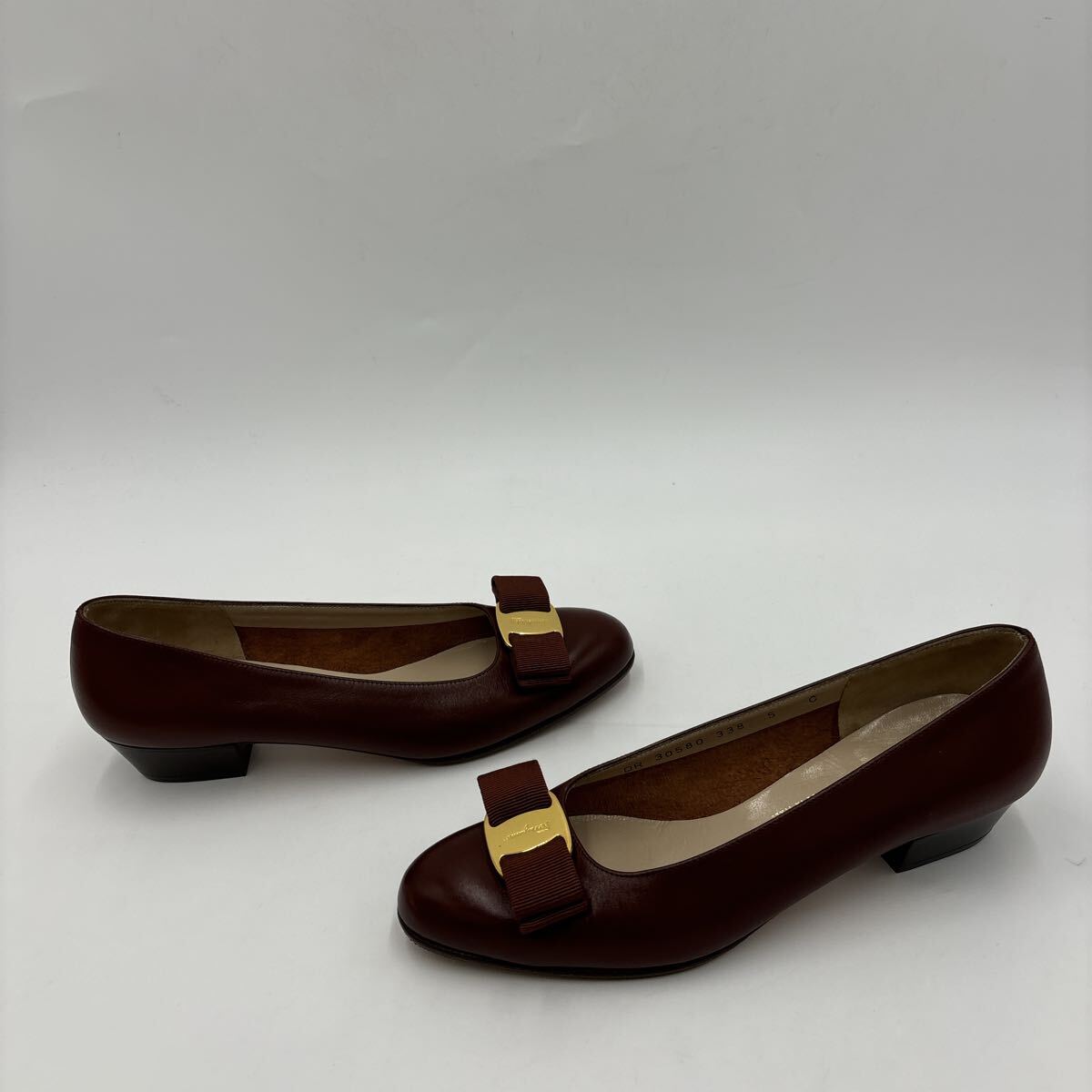 K ＊ 訳あり未使用 保存袋付 '高級婦人靴' Salvatore Ferragamo サルヴァトーレフェラガモ 本革 ヴァラリボン ヒール / パンプス 5C 22cm