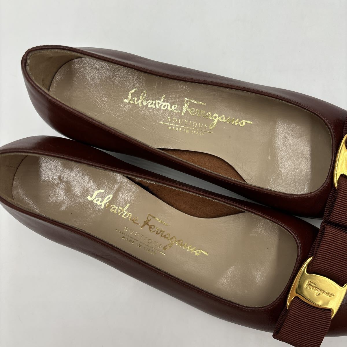 K ＊ 訳あり未使用 保存袋付 '高級婦人靴' Salvatore Ferragamo サルヴァトーレフェラガモ 本革 ヴァラリボン ヒール / パンプス 5C 22cm