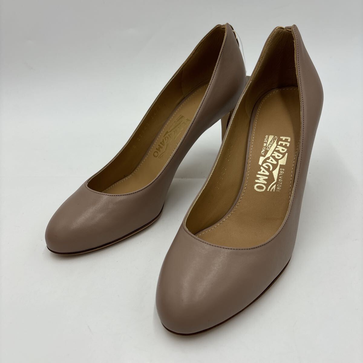 ＊ 未使用 箱付き イタリア制 '高級(jí)婦人靴' Salvatore Ferragamo サルヴァトーレフェラガモ 本革 ヴァラ ヒール / パンプス 6.5C 23.5cm