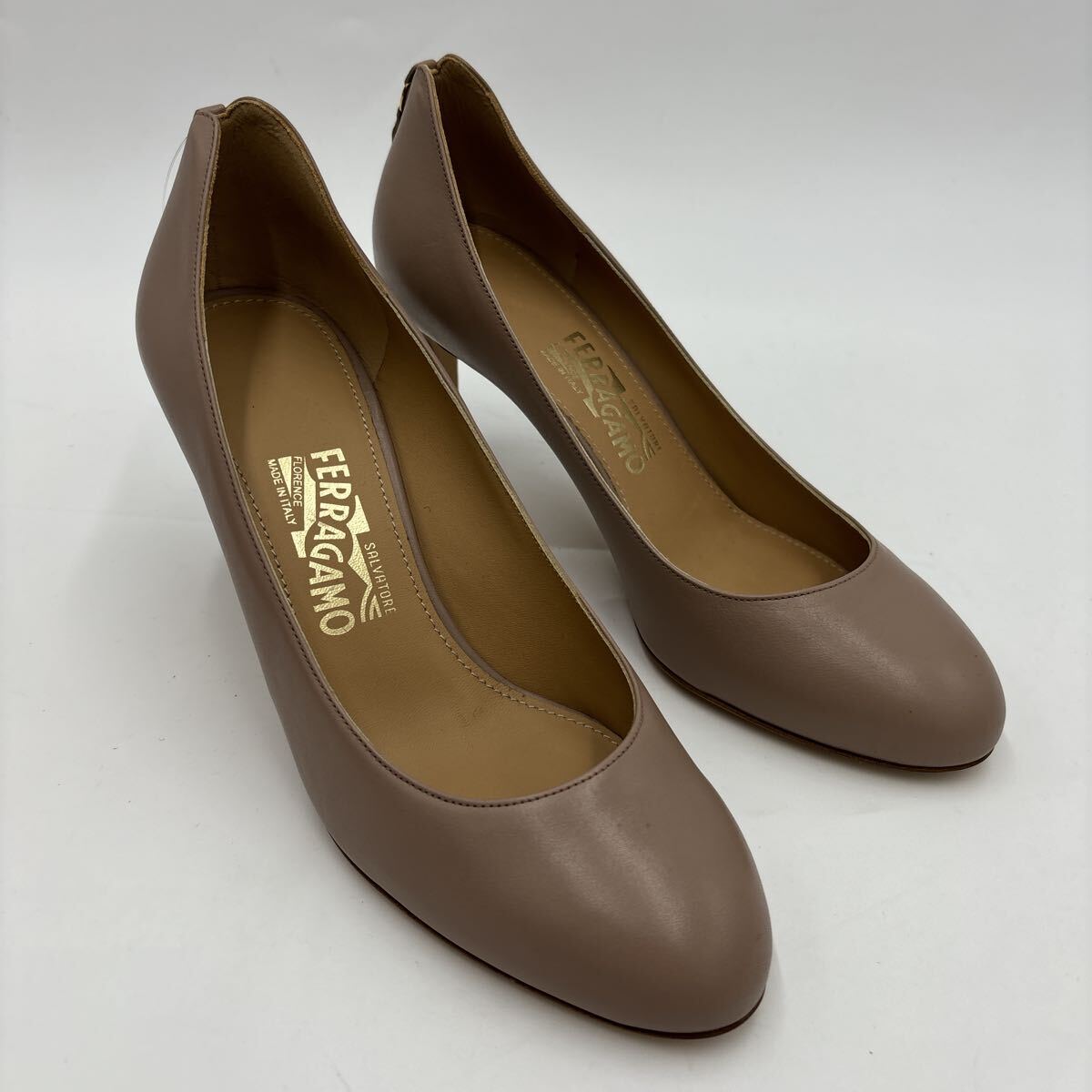 ＊ 未使用 箱付き イタリア制 '高級(jí)婦人靴' Salvatore Ferragamo サルヴァトーレフェラガモ 本革 ヴァラ ヒール / パンプス 6.5C 23.5cm